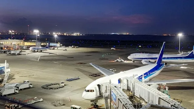 羽田空港で仮眠をとるには？ベンチやラウンジ、ホテルを紹介