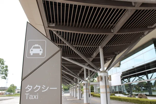 成田空港へタクシーで行くにはいくらかかる？タクシーに変わるおすすめ手段とは？