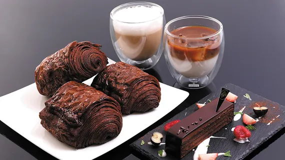 チョコレートクロワッサンとドリンク