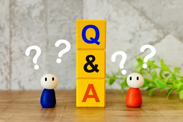 Q&Aを表す積み木とフィギュア